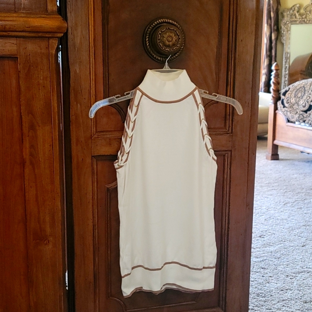 Cache sleeveless, mock turtle neck